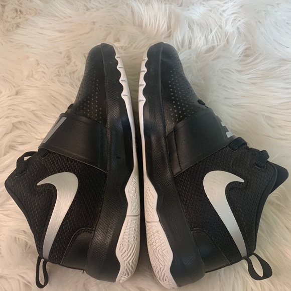 LIKE NEW- Nike Team Hustle Lows 7Y/8.5 Women’s - Picture 3 of 5